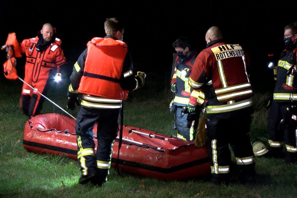 Feuerwehrleute fanden das tote Kind im Fluss. (Archivbild)