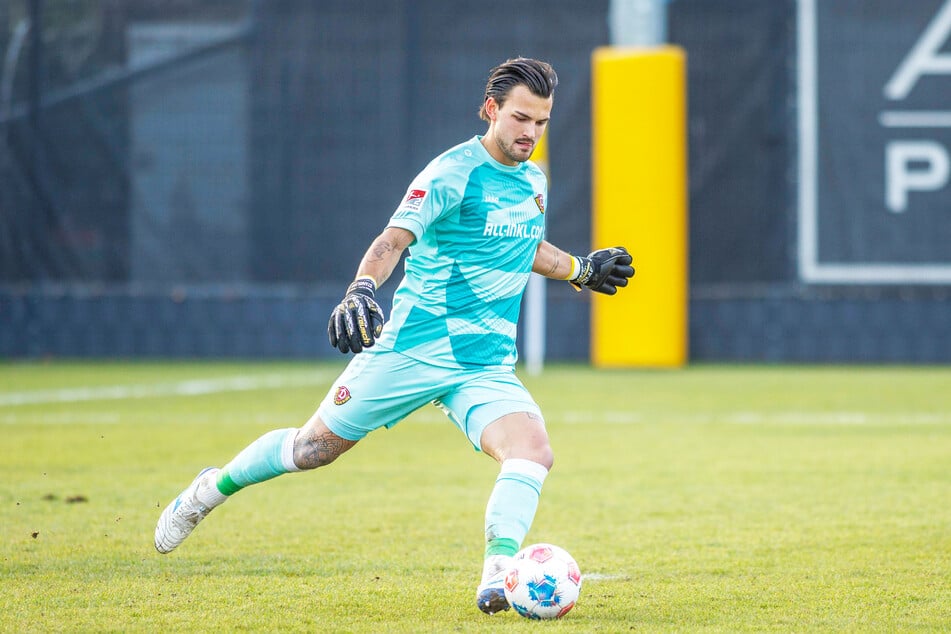 Nur vier Wochen nach seiner Fraktur an der rechten Hand steht Tim Schreiber (23) bei Dynamo schon wieder im Tor und parierte gegen Cottbus gleich zweimal richtig stark.