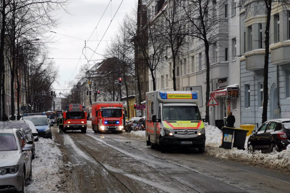 Im Zuge der Löscharbeiten musste die Straße vollständig gesperrt werden.