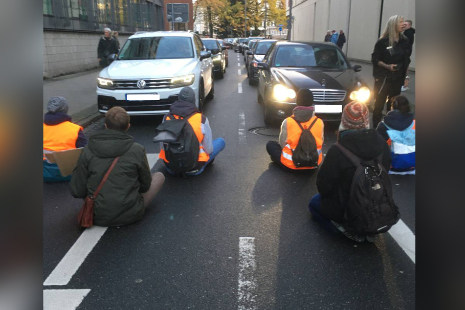 "Letzte Generation"-Aktivisten blockieren eine Straße in Oldenburg.
