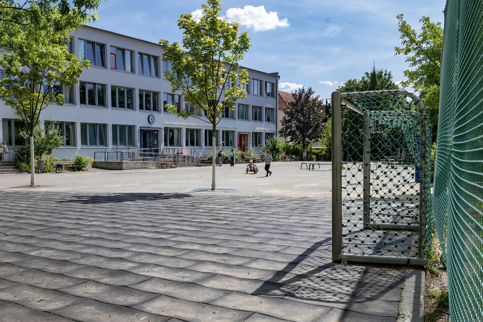 Ein kleiner Bolzplatz ist auch auf dem Schulhof vorhanden.