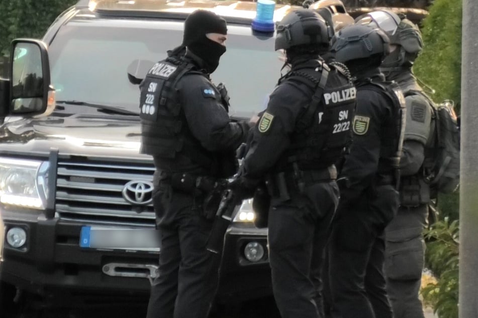 Großrazzia und Festnahmen um Reichsbürger-Gruppe Reuß: Schießtraining für Umsturz?