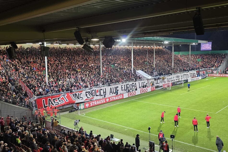 Die Nordwand ist voll, die Heimfans singen sich lautstark ein.