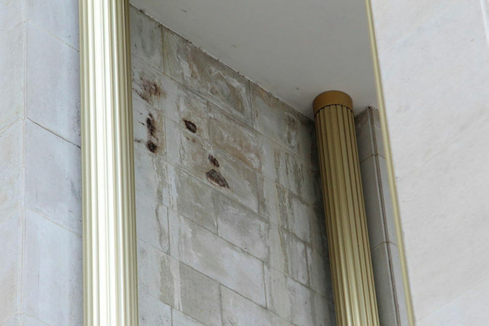 Auf der Fassade entstehen hässliche Nässeflecken.