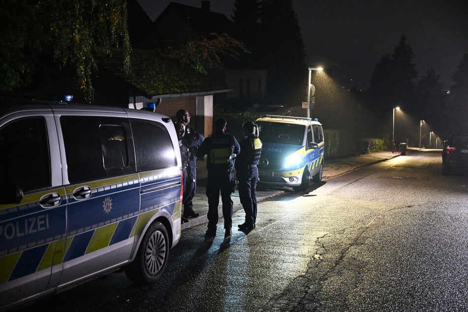 Auch in der Nacht zu Mittwoch standen Polizeiwagen vor dem Haus der niedergestochenen SPD-Politikerin.