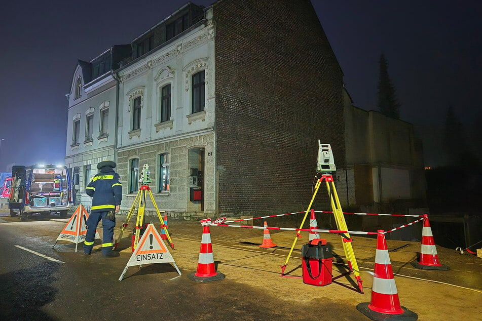 An diesem Haus in Bergisch Gladbach wurden Risse entdeckt.