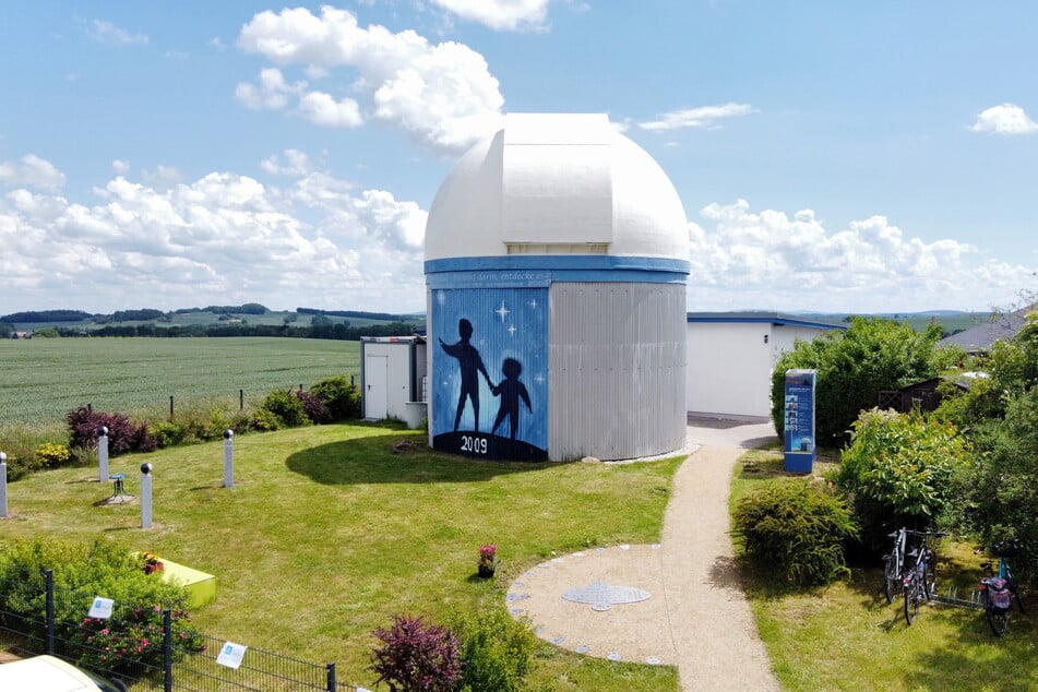 Neben Astro-AGs für Schüler bietet die Sternwarte täglich "Live-Beobachtungen" nach Sonnenuntergang sowie jeden zweiten Montag im Monat einen Vortrag.