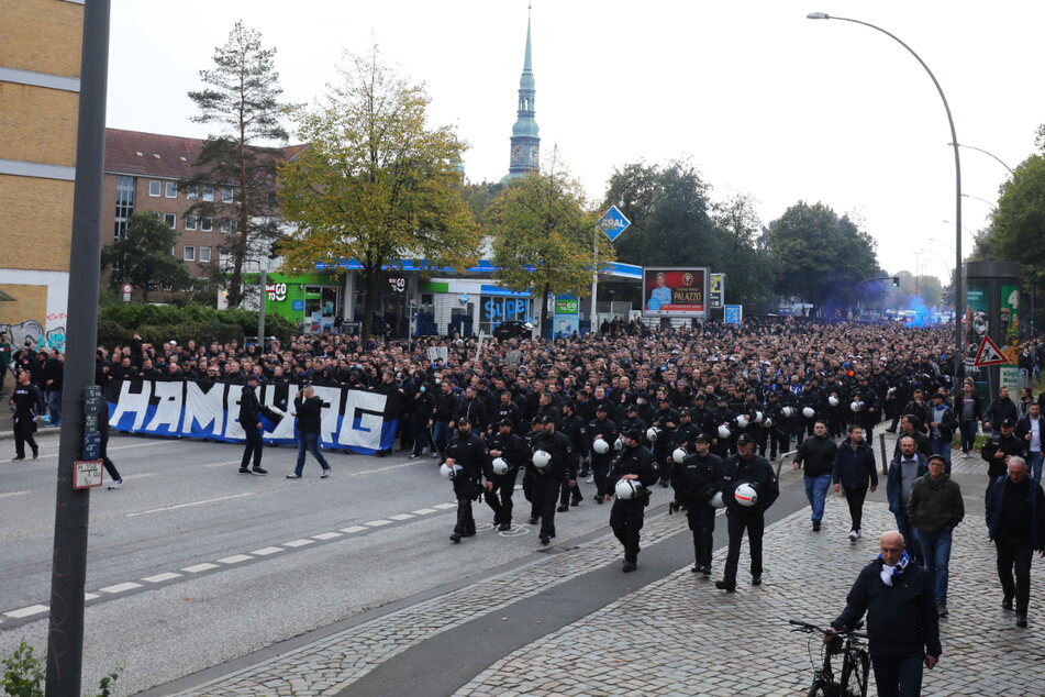 Begleitet von der Polizei marschierten am Freitag rund 3000 HSV-Fans durch St. Pauli.