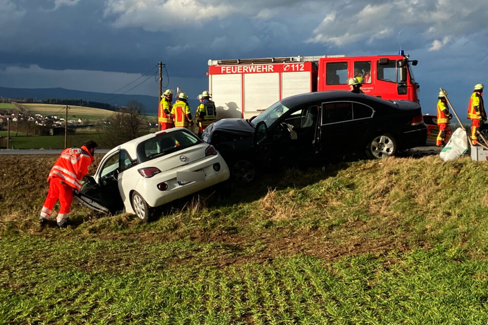 Rettungskräfte sind an der Unfallstelle auf der B22 in der Oberpfalz im Einsatz.