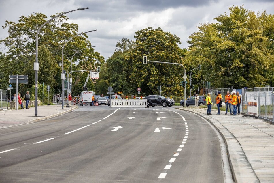 Das Dresdner Terrassenufer ist seit Mittwochmittag in Höhe der abgerissenen Carolabrücke wieder befahrbar. Das Foto zeigt die Straße kurz vor der Freigabe.