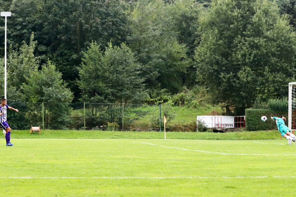 Gehalten! Aues Dimitrij Nazarov scheiterte vom Elfmeterpunkt am sensationell parierenden Kevin Broll.