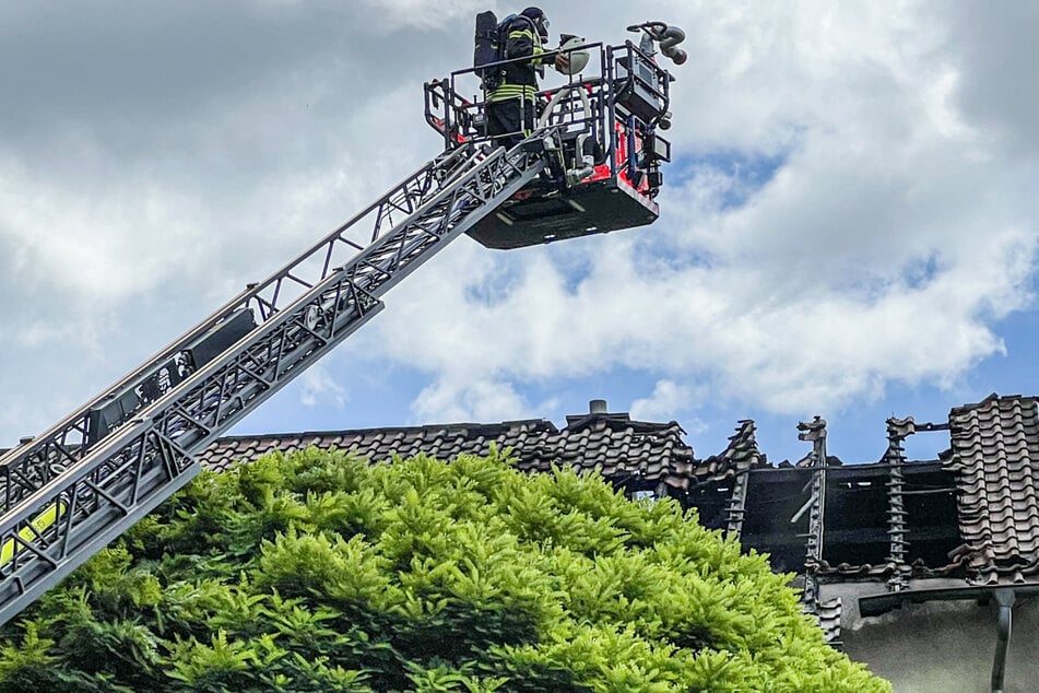 Balkonbrand greift auf Dachstuhl über: Haus nicht bewohnbar