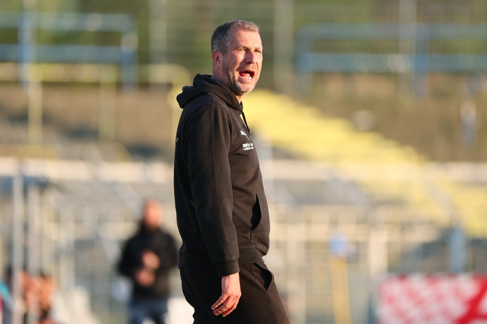 Lok Leipzigs Trainer Jochen Seitz (48) war trotz des 1:1 in doppelter Überzahl beim Chemnitzer FC zufrieden.