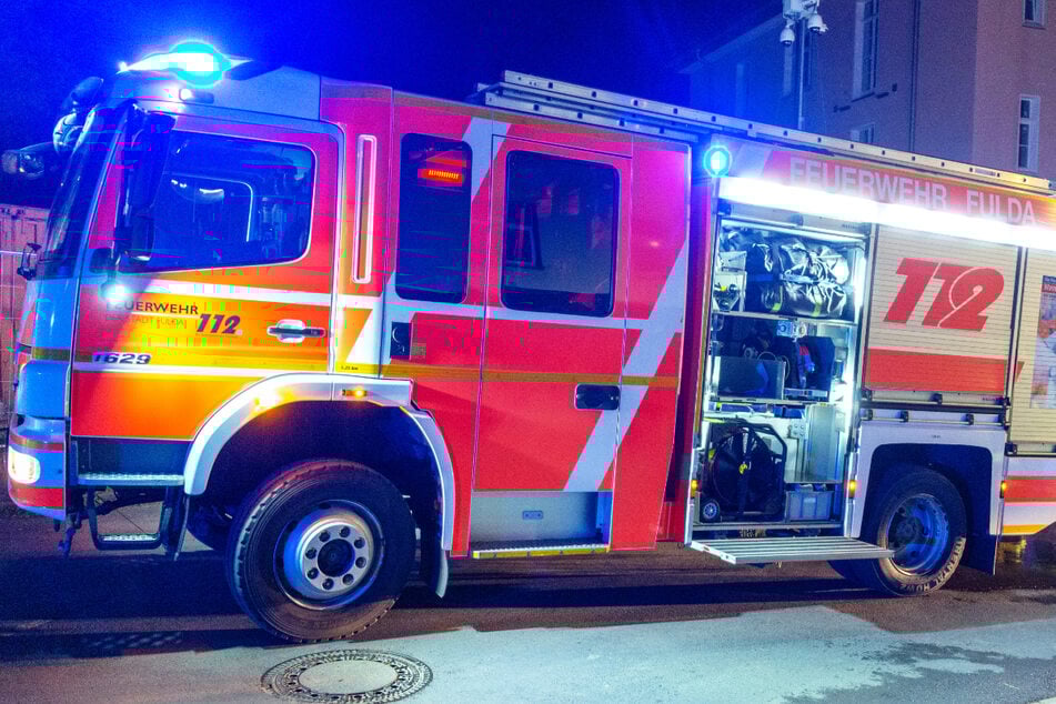 Die Feuerwehr rückte mit zahlreichen Kräften aus: In Fulda stand am Samstagabend eine Wohnung in Flammen!