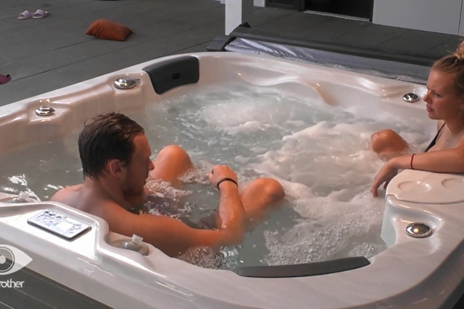 Statt mit Tim, vergnügt sich Rebecca (21) mit Philipp (30) im Whirlpool.