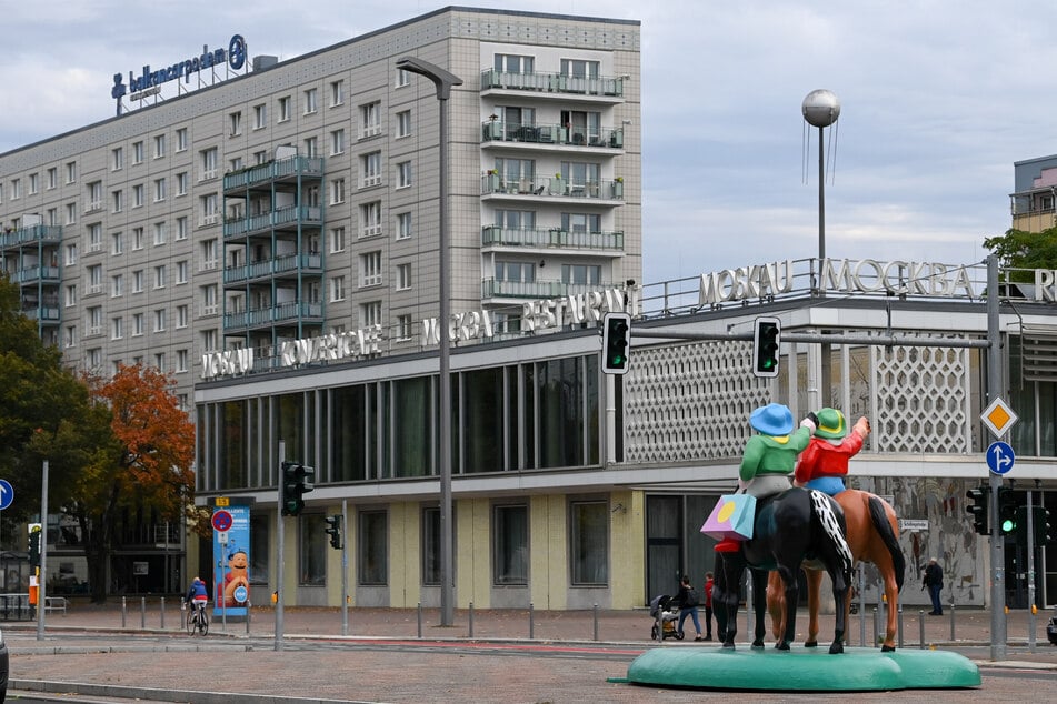 Das Opfer war kurz vor 20 Uhr in der Karl-Marx-Allee unterwegs.