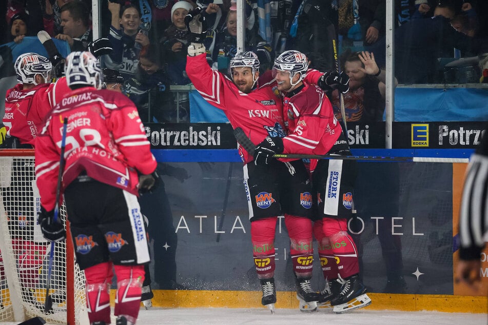 Tom Pauker (31, 2.v.r.) und Tim Detig (24, r.) bejubeln einen Treffer gegen Herford am 10. Oktober.