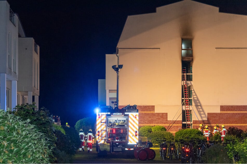 Feuerwehrleute konnten das Übergreifen der Flammen auf weitere Gebäudeteile glücklicherweise verhindern.