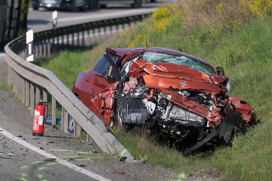 Eine Person kam bei dem heftigen Unfall ums Leben. Weitere polizeiliche Ermittlungen laufen derzeit auf Hochtouren.