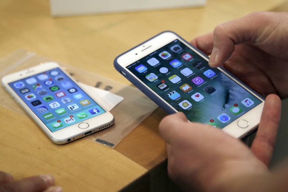 Die Modelle des iPhone 7 (rechts) sowie das iPhone 6. (links), 6s und das SE (2016) sind betroffen.