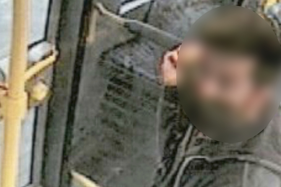 In Bonn hat ein Unbekannter sich bereits mehrfach in öffentlichen Verkehrsmitteln vor Kindern entblößt. Die Polizei sucht mit einem Foto nach dem Mann.