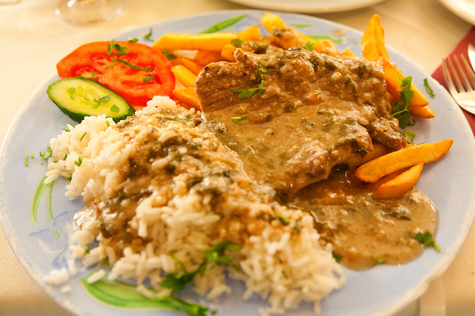 Traditionelles Gericht aus Korfu: Sofrito - geschmortes Rindfleisch mit Reis und weißer Sauce aus Wein, Petersilie, Knoblauch, weißem Pfeffer und Essig.
