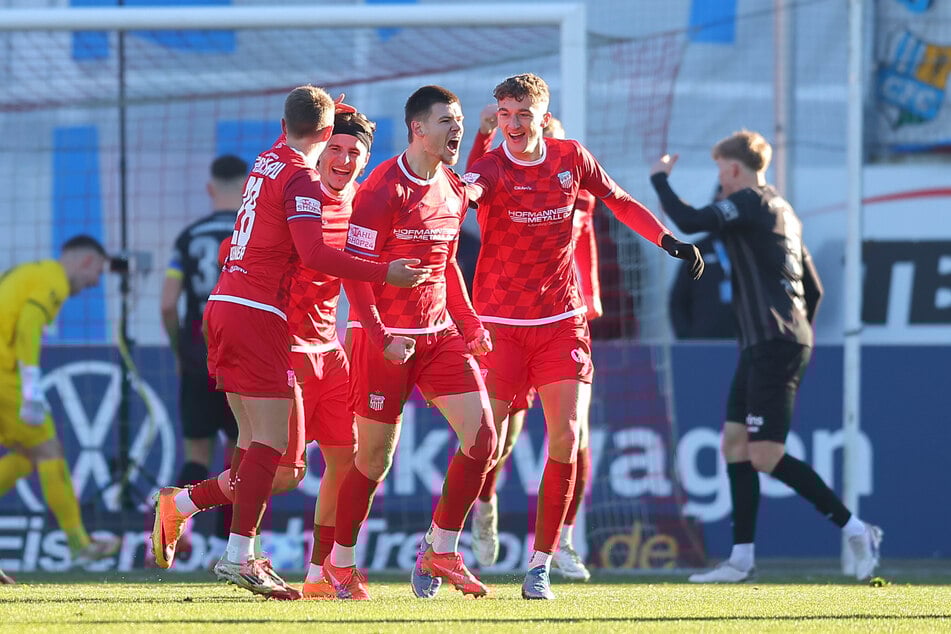 Freude bei den Schwänen nach dem 1:0-Führungstreffer.
