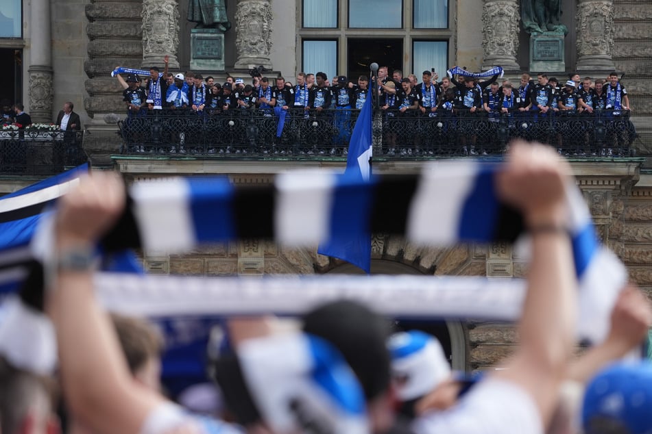 Sowohl die Frauen- als auch Herrenmannschaft wurde von den Fans lauthals gefeiert. Gemeinsam wurden Songs wie "Nie mehr zweite Liga" oder "Mein Hamburg lieb' ich sehr" angestimmt.
