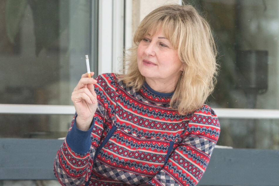 Marketing-Profi Kathleen Parma (56) greift im Stress gern zu einer Zigarette.