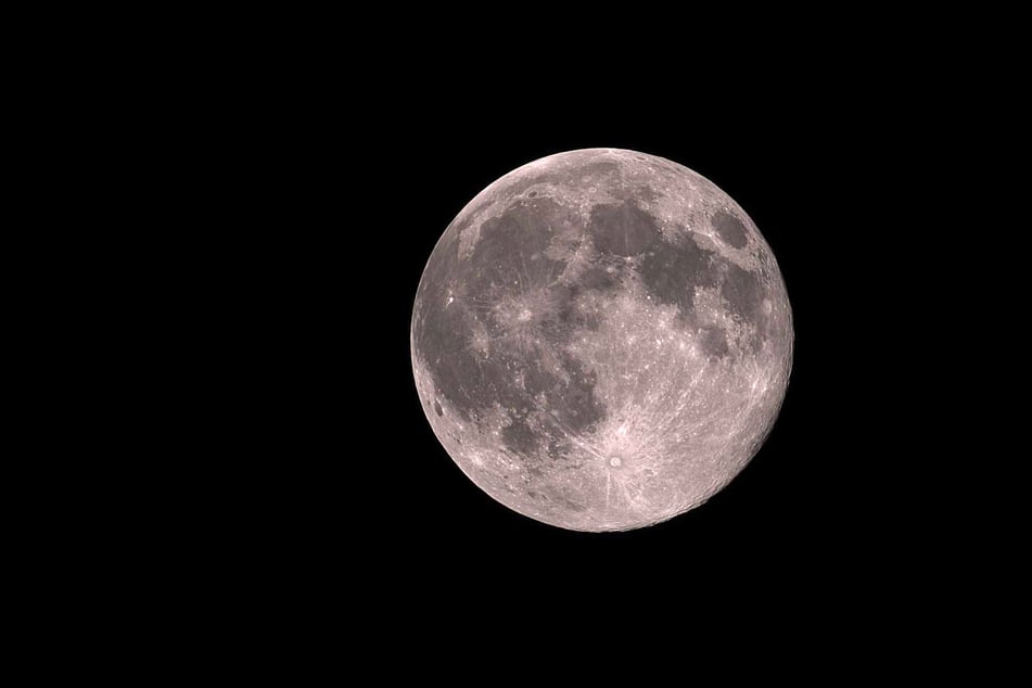 Unser Mond - Freiberger Wissenschaftler tüfteln an Lösungen, um dort Rohstoffe abbauen zu können.