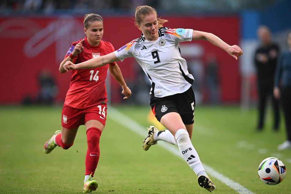 Am Rande des Spiels der DFB-Frauen gegen Polen in Rostock soll ein Fan einen Hitlergruß gezeigt haben.