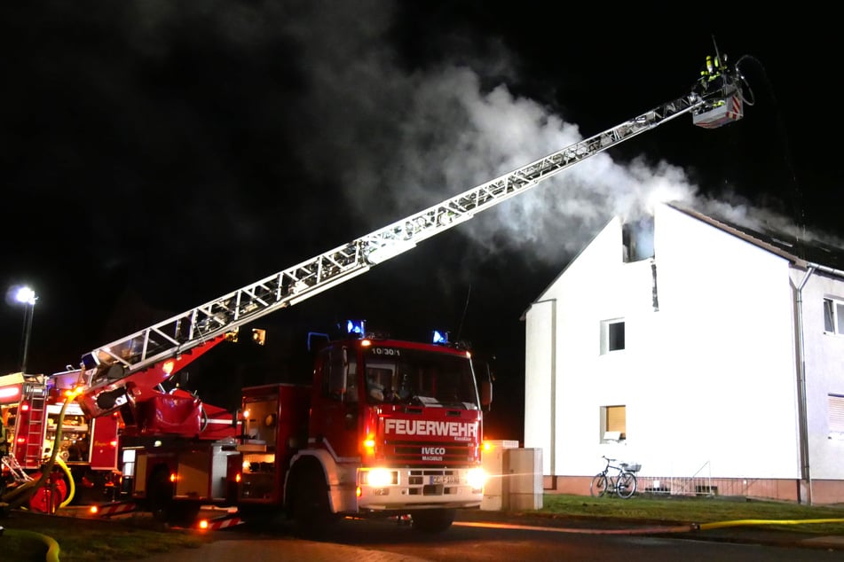 Die Feuerwehr bekämpfte die Flammen von innen und außen. Rund 70 Kräfte waren vor Ort im Einsatz.