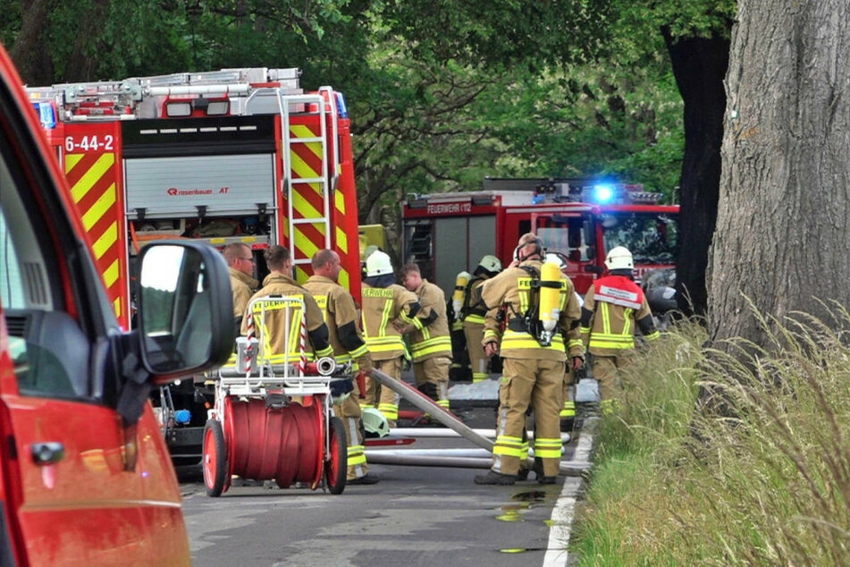 Die Einsatzkräfte der Feuerwehr konnten zwei Insassen des VWs nur noch leblos bergen. Eine dritte Person ist schwer verletzt in ein Krankenhaus geflogen worden.