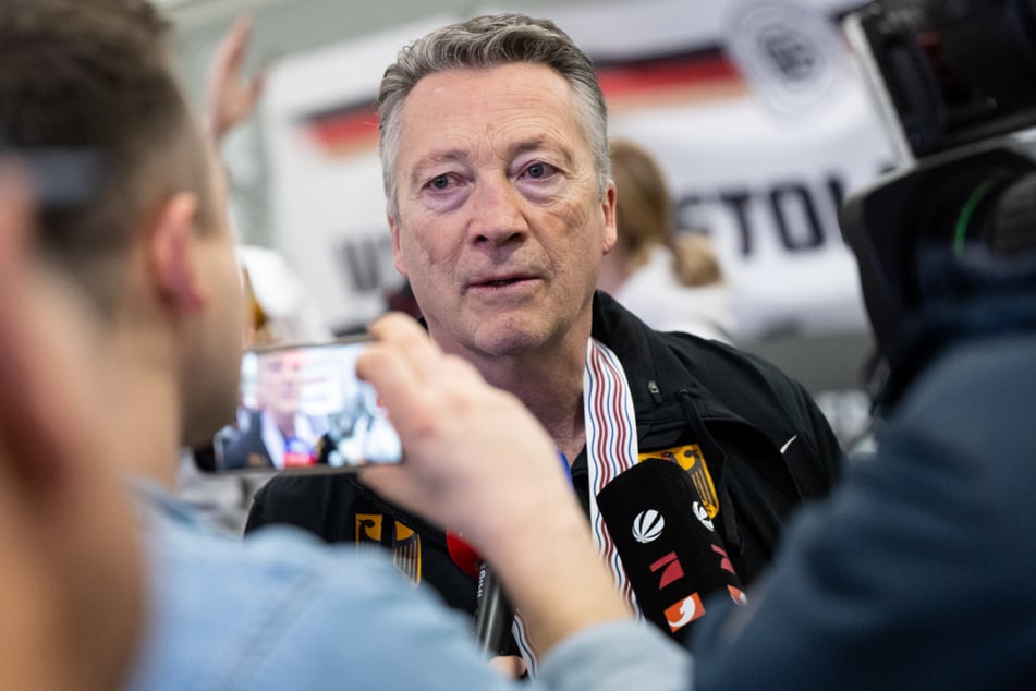 Bundestrainer Harold Kreis gibt ein Interview am Flughafen München.