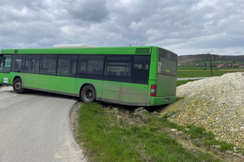 Bei Lamspringe (Niedersachsen) ist ein 33-jähriger Busfahrer am Montag gleich dreimal innerhalb von anderthalb Stunden von der Straße abgekommen.