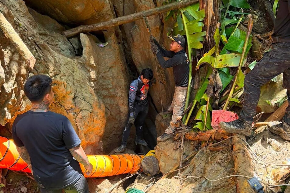 Seit Tagen versuchen Retter, die eingeschlossenen Männer aus der Höhle zu befreien.
