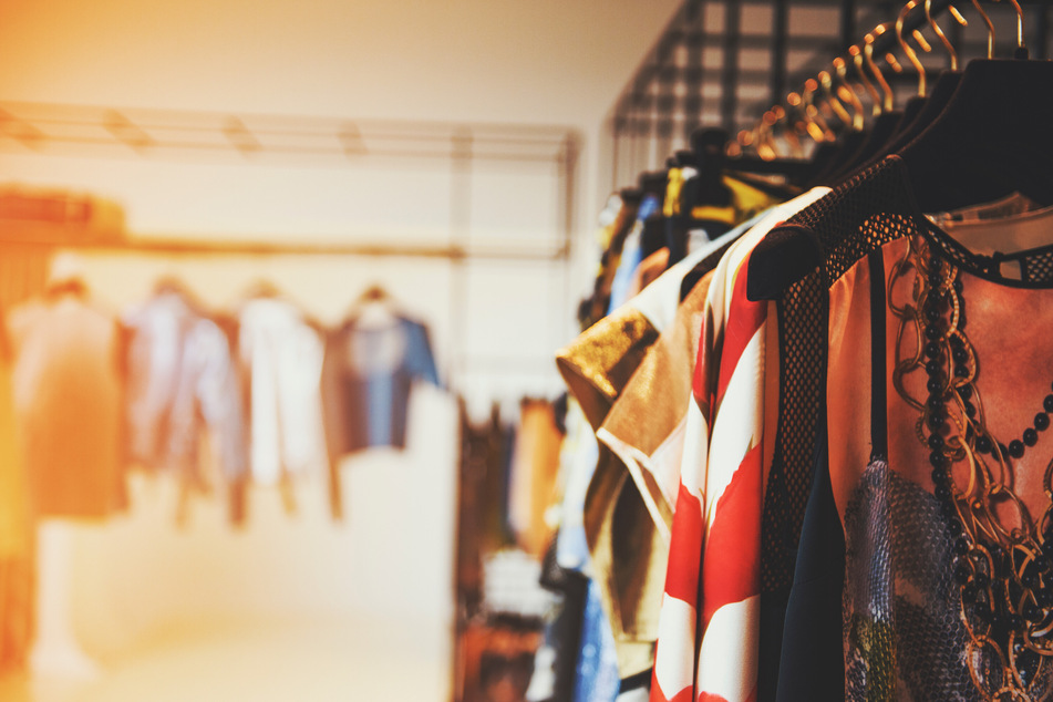 Eine Influencerin (22) soll in einem Outlet-Center teure Markenkleidung gestohlen haben. (Symbolbild)