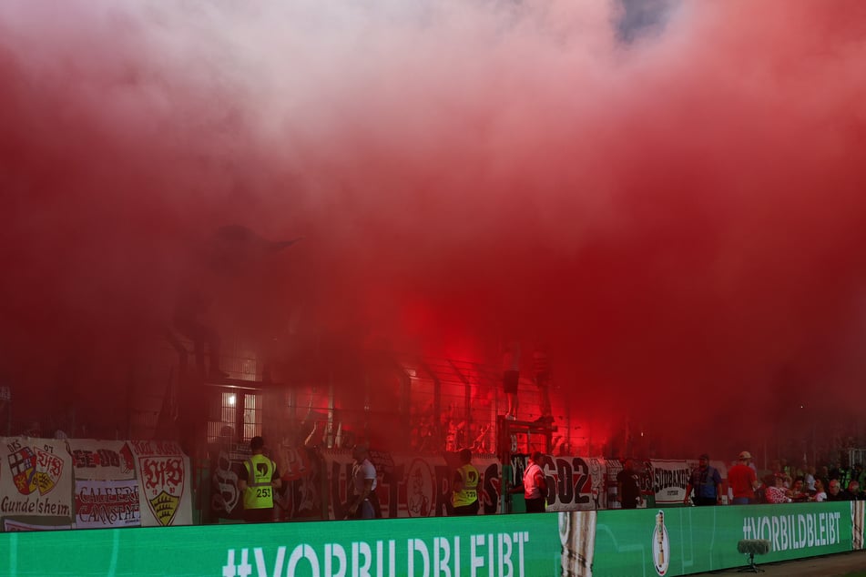 Die VfB-Fans hüllten das Preußenstadion vor Spielbeginn in roten Rauch.