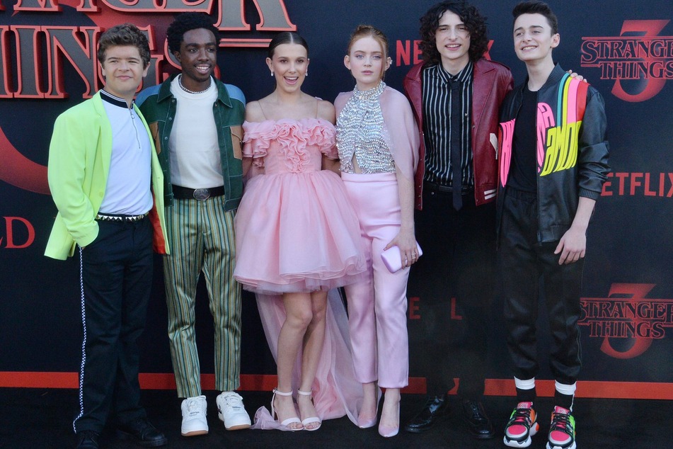 Stranger Things cast: (l-r) Gaten Matarazzo, Caleb McLaughlin, Mille Bobby Brown, Sadie Sink, Finn Wolfhard, &amp; Noah Schnapp.