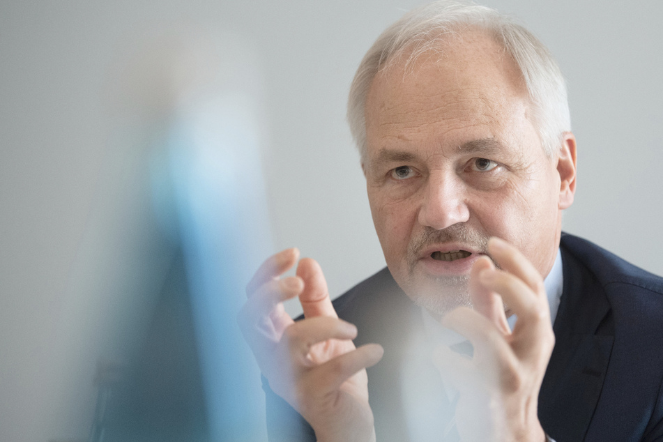 Peer-Michael Dick, Hauptgeschäftsführer des Verbandes Südwestmetall, nimmt an einer Pressekonferenz teil.