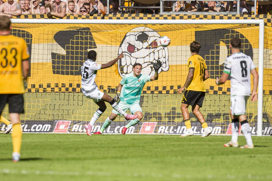 Noel Aseko (19, M.) hämmerte den Ball 122 Sekunden nach der SGD-Führung in die Maschen.
