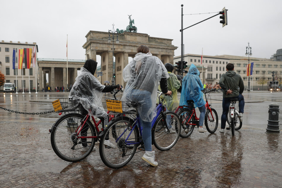 Der bewölkte Himmel über Berlin und Brandenburg kann kurzzeitig auflockern. Die Regenpause ist aber nicht von Dauer.