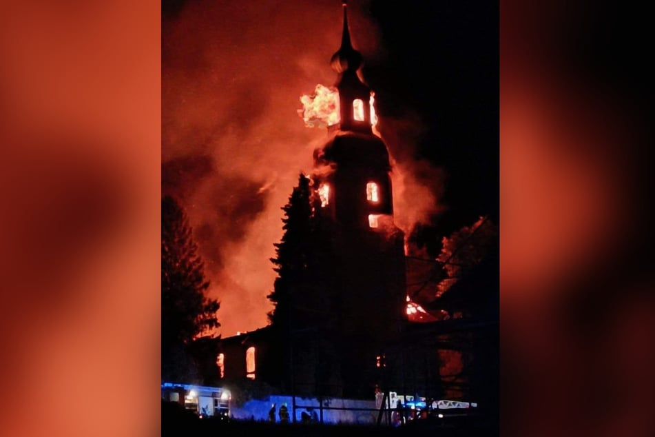 Am 4. August 2023 brannte die Stadtkirche von Großröhrsdorf bis auf die Außenmauern nieder. Schaden: 32 Millionen Euro.