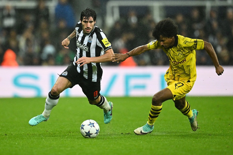 Newcastle-Star Sandro Tonali (23, l.) im Duell mit Dortmunds Karim Adeyemi (21).