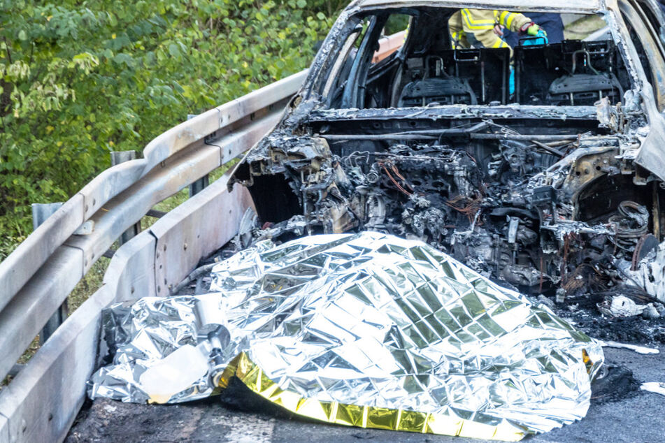 Horror-Unfall: Motorrad kracht frontal in Auto, Biker stirbt in Flammeninferno