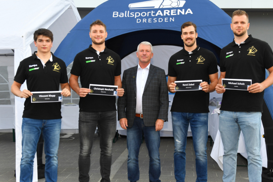 HCE-Präsident Uwe Saegeling (M.) mit den vier Neuzugängen (v.l.) Vincent Klepp, Christoph Neuhold, Rene Zobel und Michael Schulz.