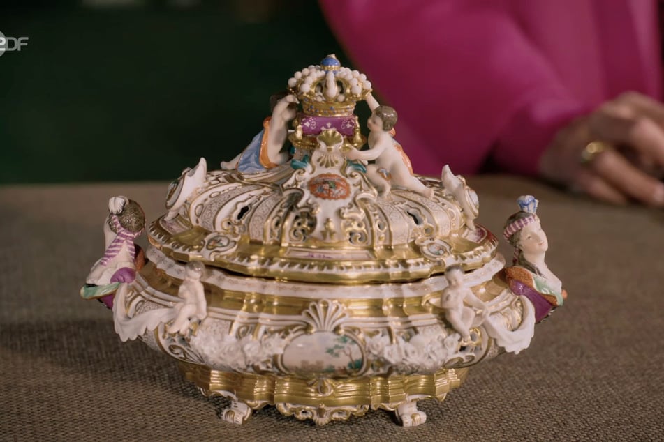 Es handelt sich um eine Schale, die zwischen 1860 und 1880 gefertigt ist.