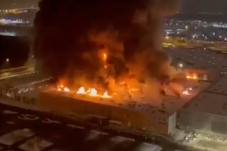 Ein Anwohner filmte das brennende Einkaufszentrum von seiner Loggia aus.