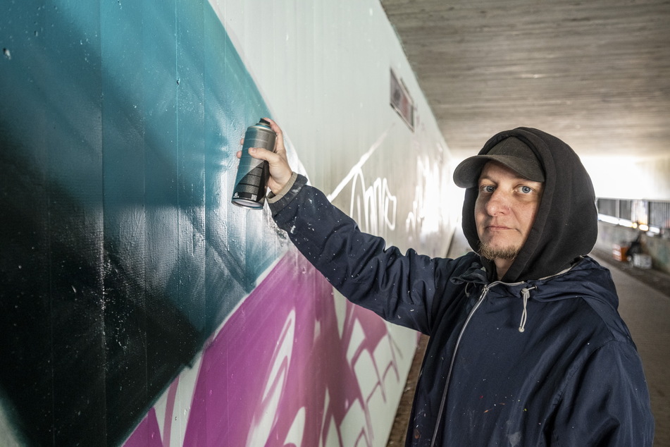 Graffiti-Künstler Rico Gruner (42) beim Sprühen von Frühlingsmotiven.
