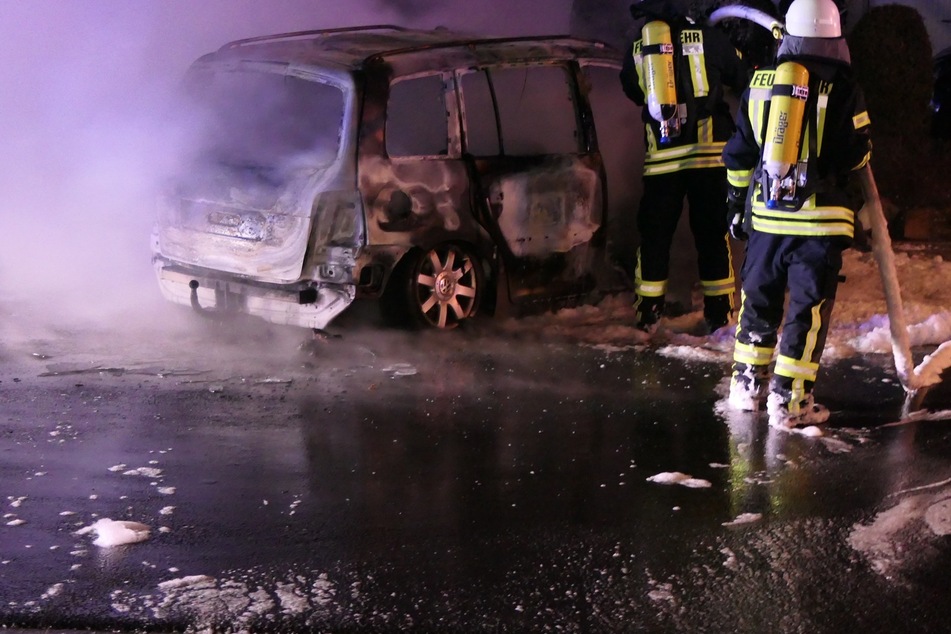 Trotz schneller Löschmaßnahmen brannte das betroffene Fahrzeug komplett aus.